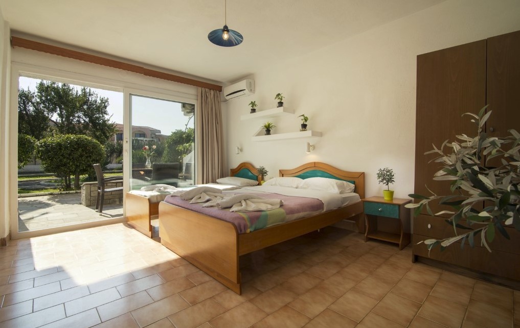 Toroni Blu Sea hotel - Studios (Old Wing) soba - pogled na nameštaj sobe.jpg