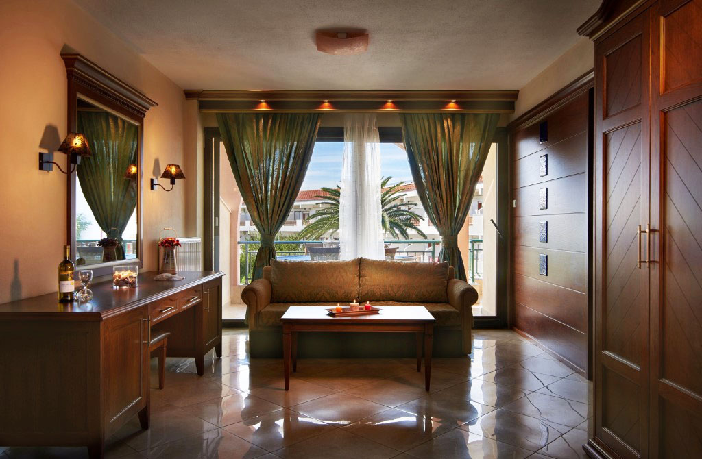 Toroni Blu Sea hotel - Suite soba - dnevna prostorija iz drugog ugla.jpg