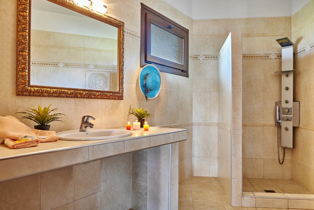 Toroni Blu Sea hotel - Suite soba - kupatilo.jpg
