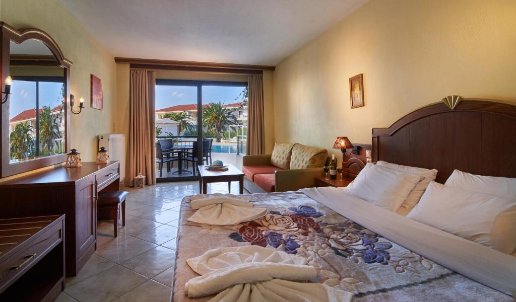Toroni Blu Sea hotel - Superior soba - Bračni krevet i ostali nameštaj u sobi.jpg
