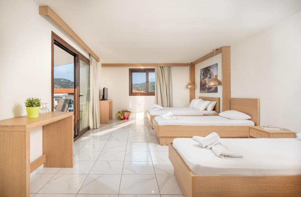 Toroni Blu Sea hotel - Superior soba - nameštaj u superior sobi.jpg