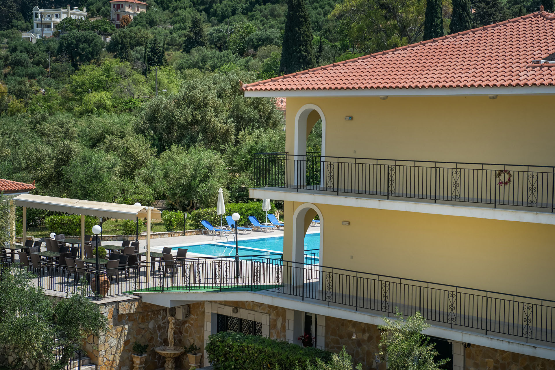 Varres Hotel - izgled spolja iz drugog ugla.jpg