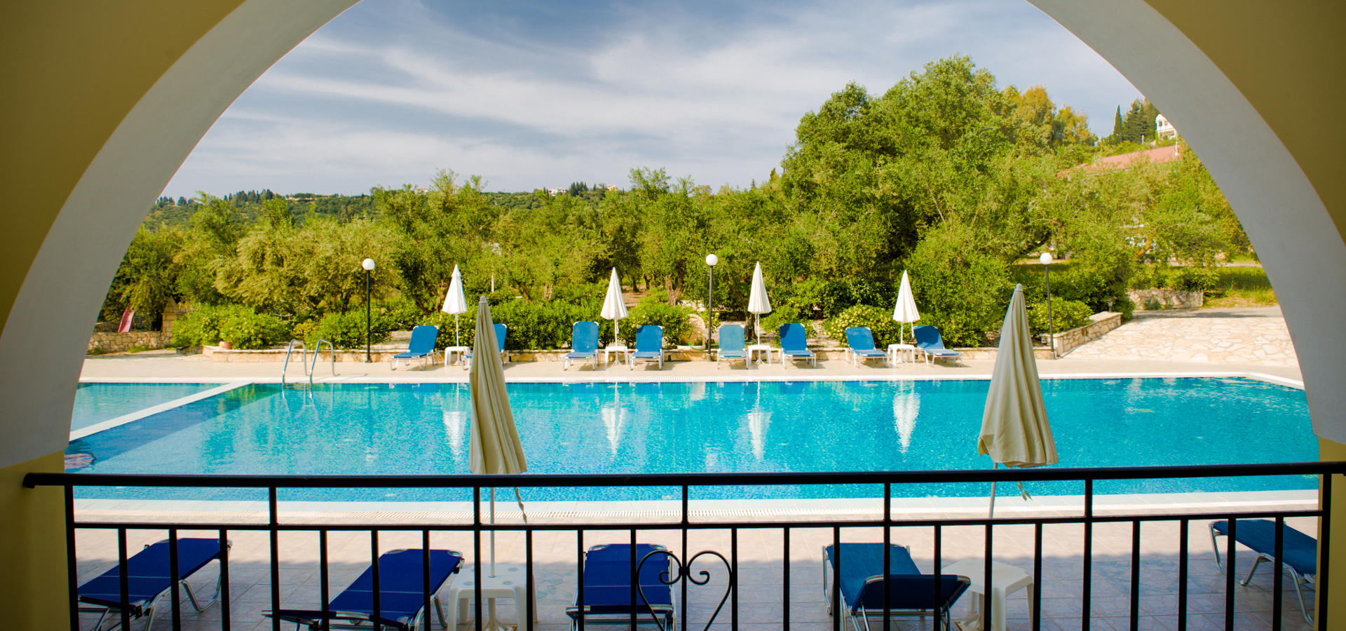 Varres Hotel - lezaljke i suncobrani pored bazena.jpg