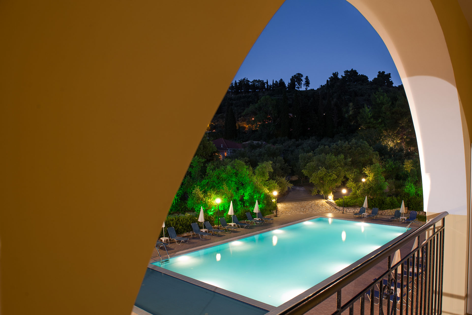 Varres Hotel - pogled na bazen sa balkona.jpg