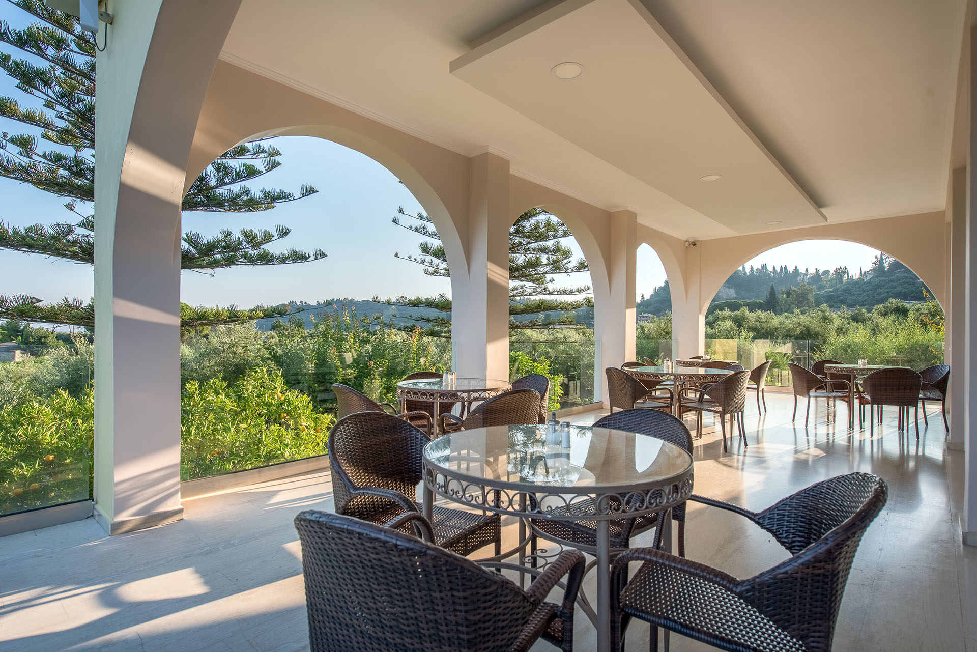 Varres Hotel - pogled na zelenilo sa terase hotela.jpg
