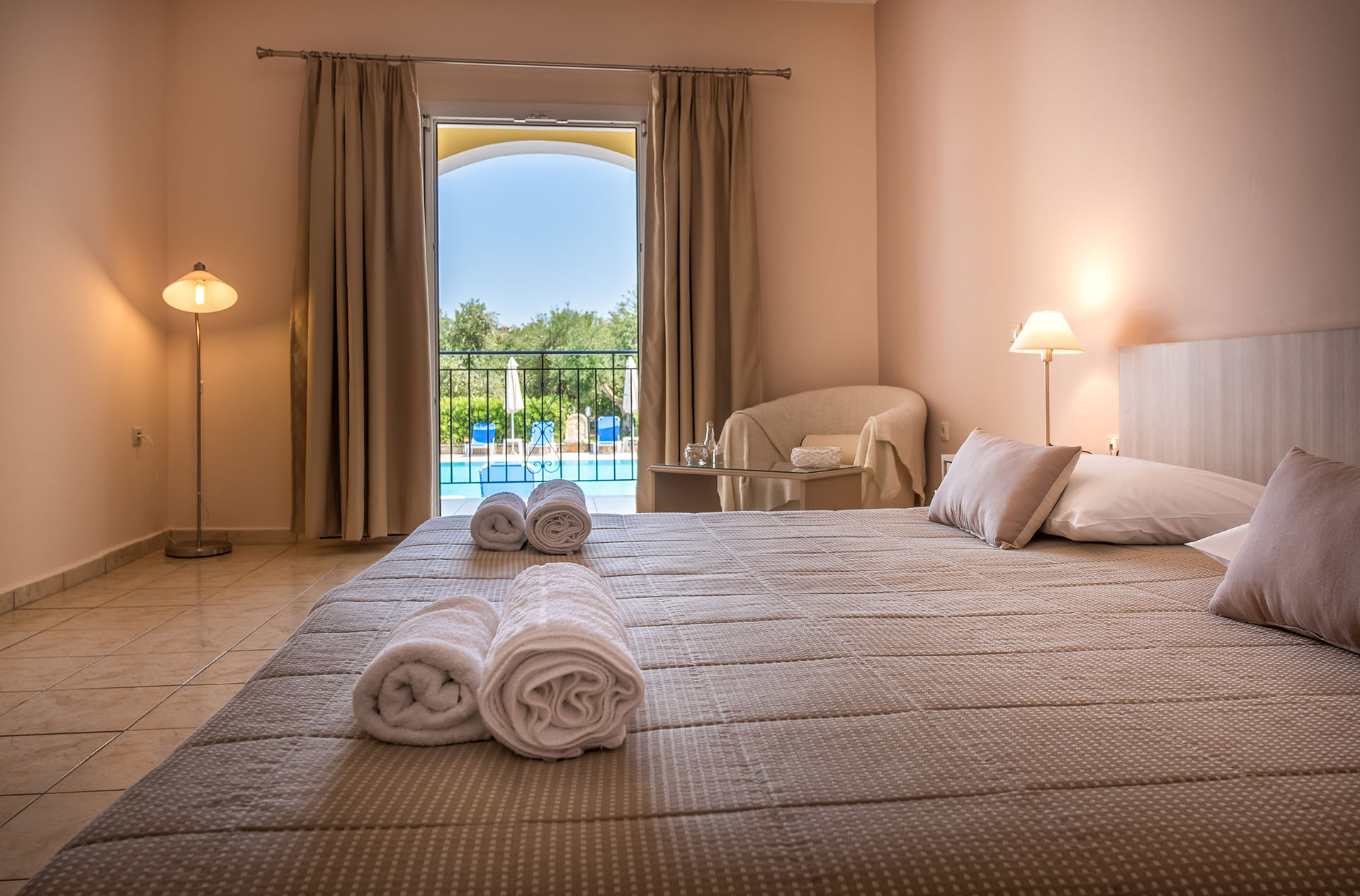 Varres Hotel - pool view room francuski lezaj.jpg