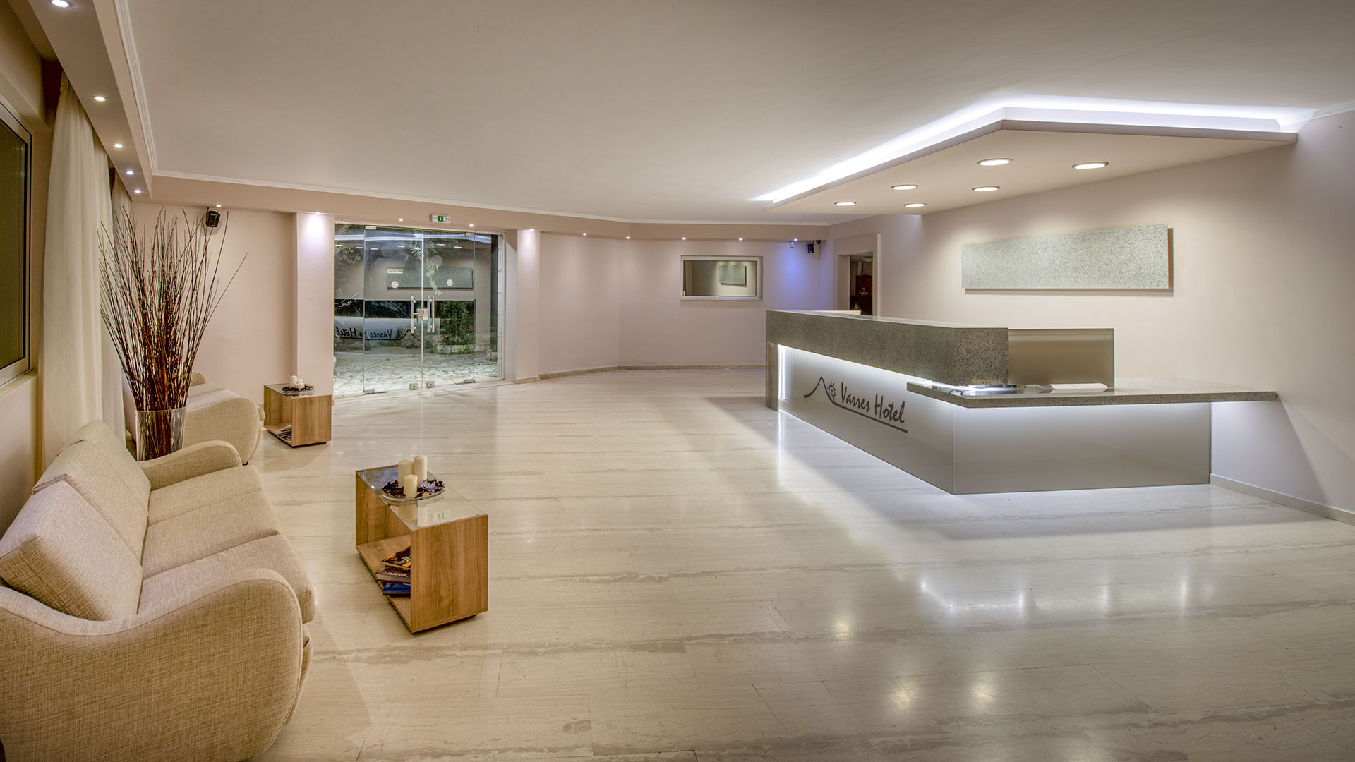 Varres Hotel - recepcija.jpg
