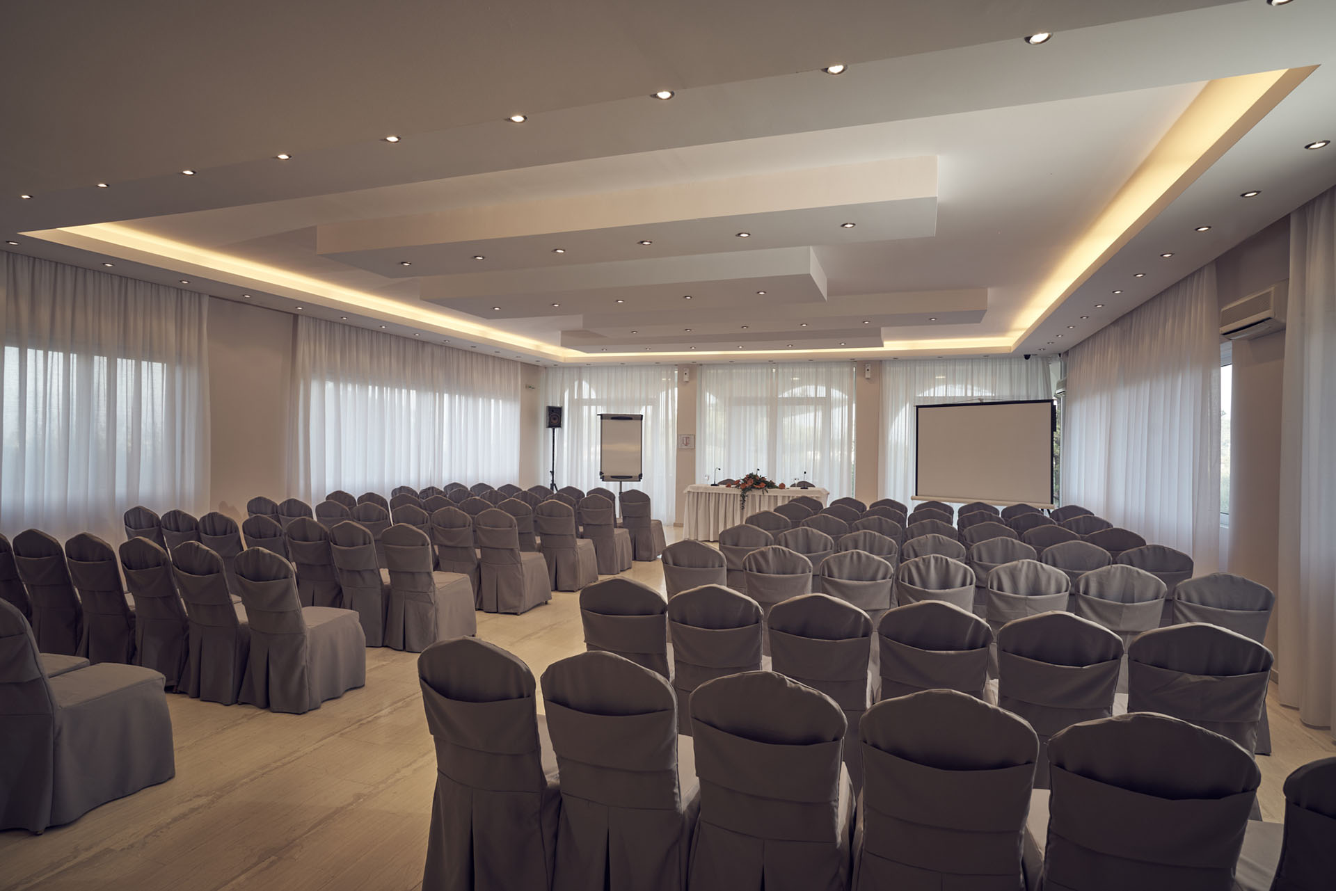 Varres Hotel - sala za konferenciej drugi ugao.jpg