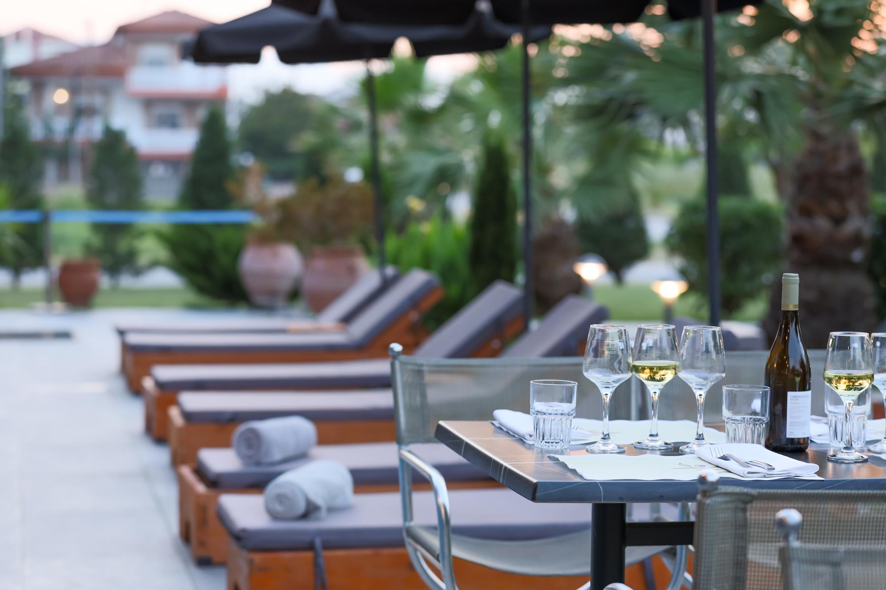 Hotel Yakinthos-Bar pored bazena.jpg