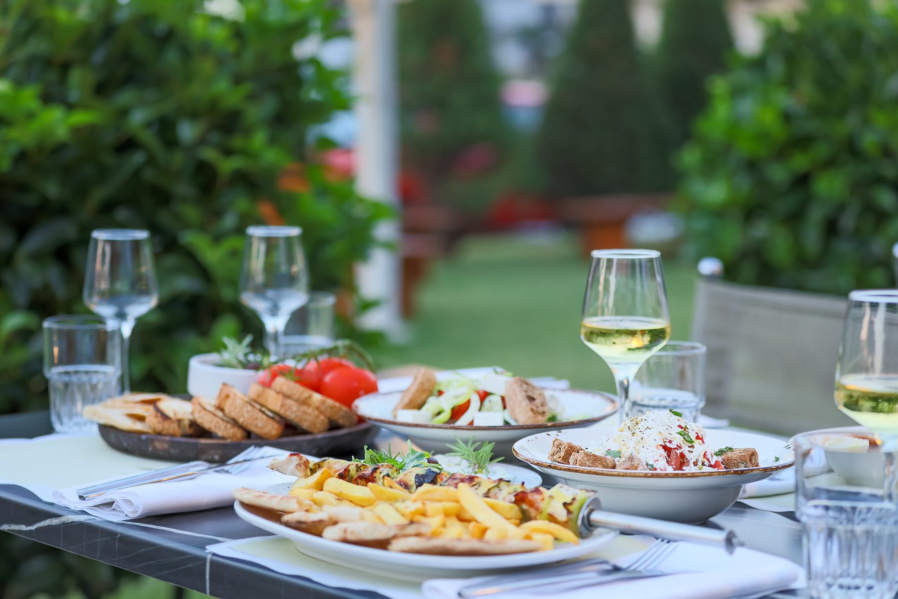 Hotel Yakinthos-Terasa restorana.jpg