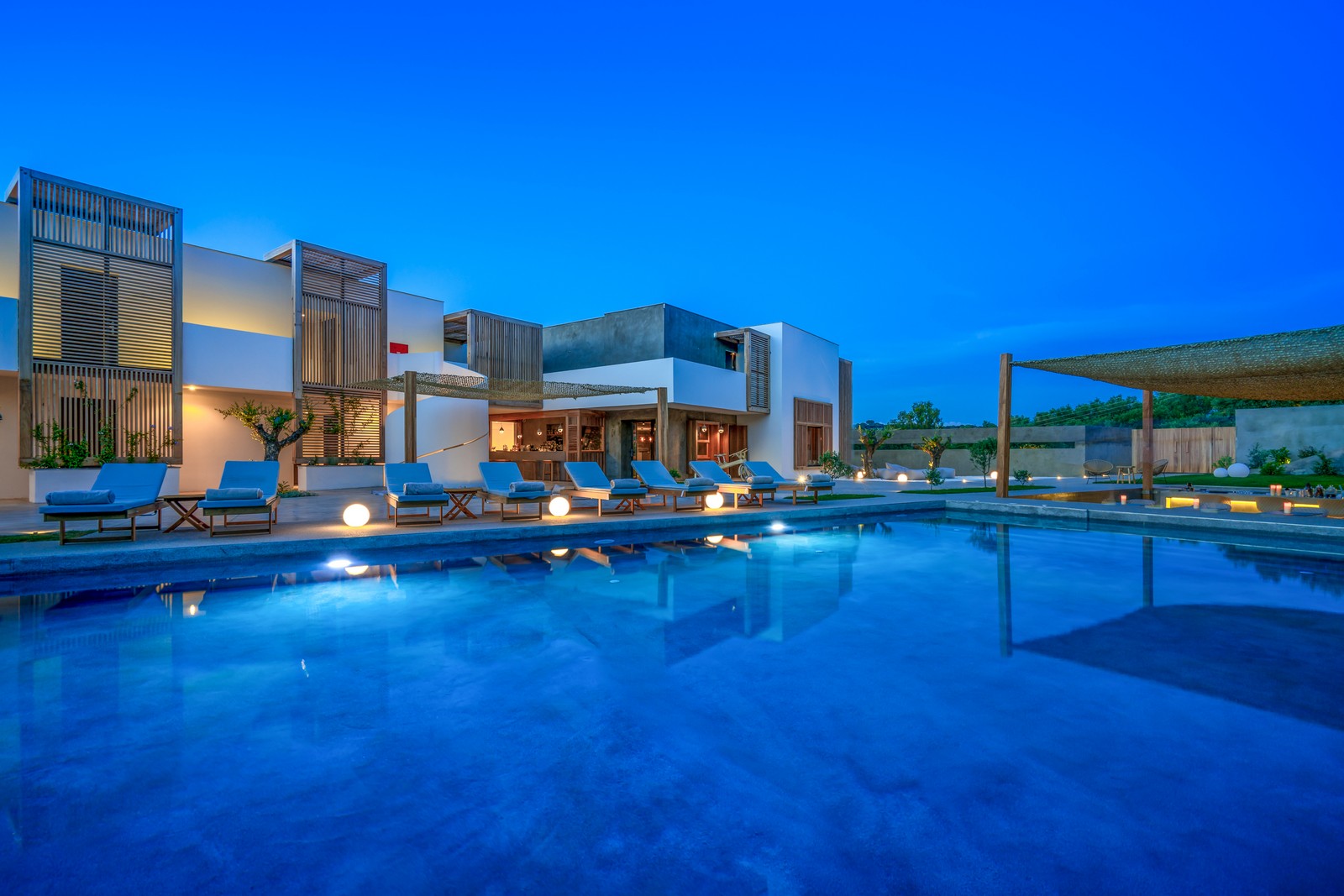 Zante Maris Suites Hotel - bazen nocu drugi ugao.jpg