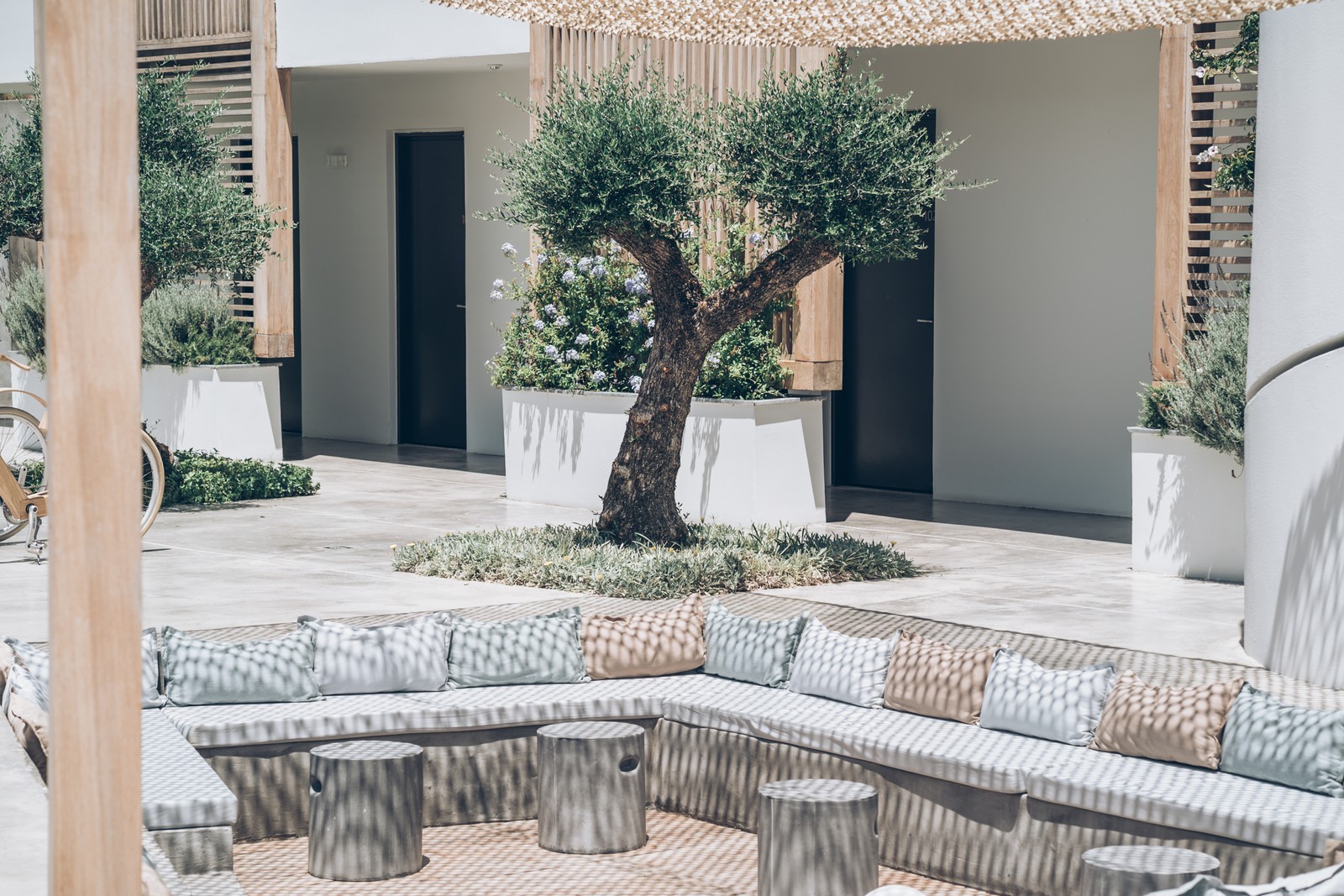 Zante Maris Suites Hotel - deo za sedenje u basti.jpg