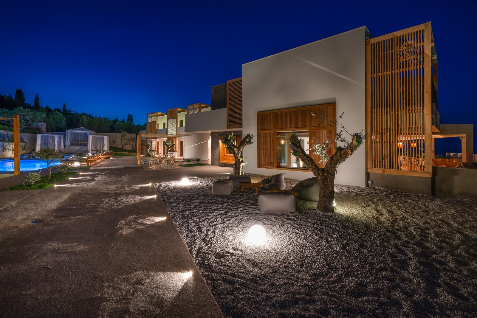 Zante Maris Suites Hotel - izgled spolja nocu.jpg