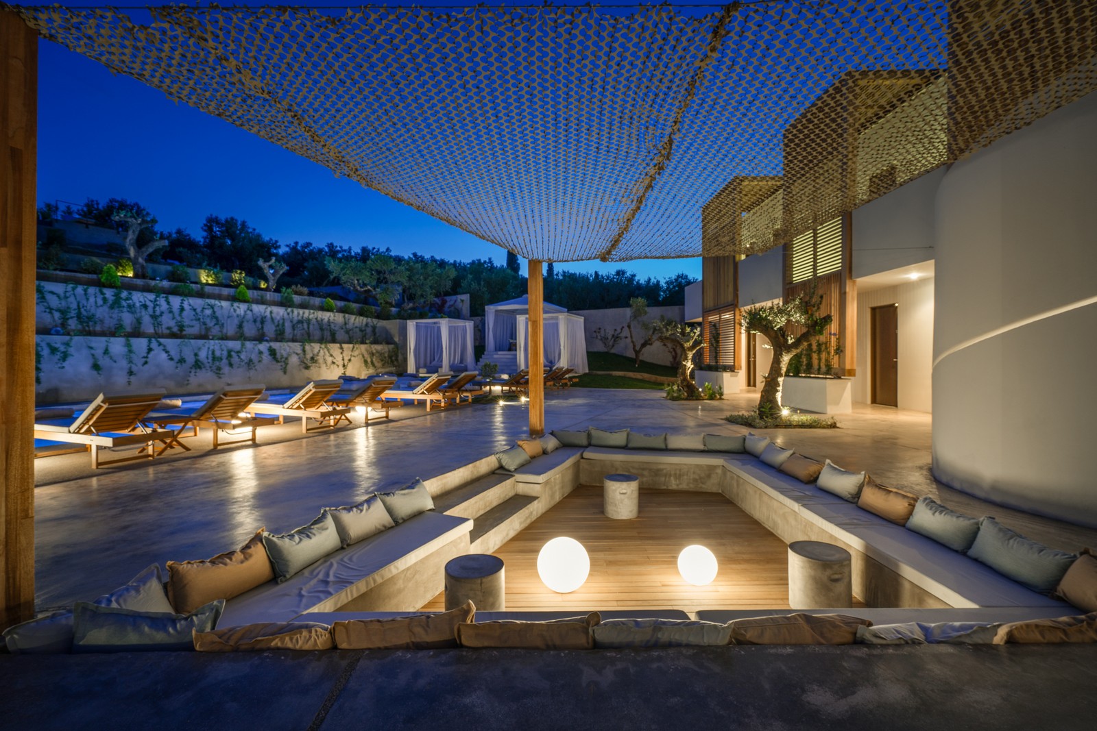 Zante Maris Suites Hotel - lezaljke u basti pored bazena nocu.jpg