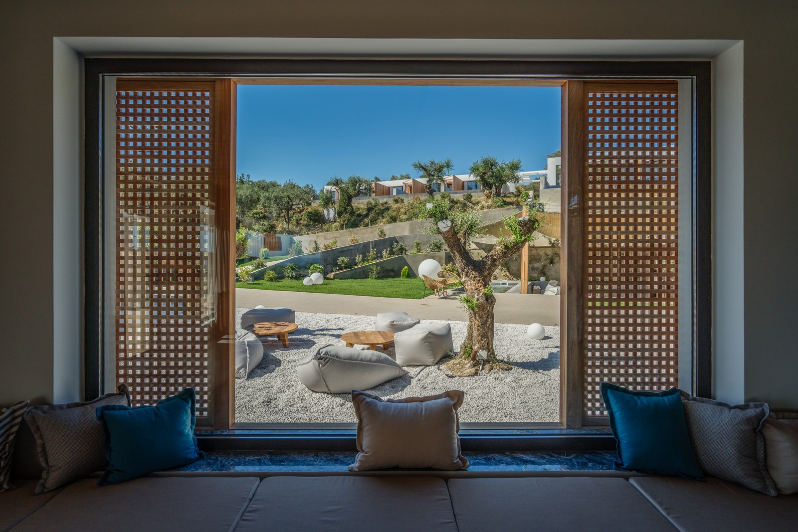 Zante Maris Suites Hotel - pogled na bastu kroz prozoer hotela.jpg