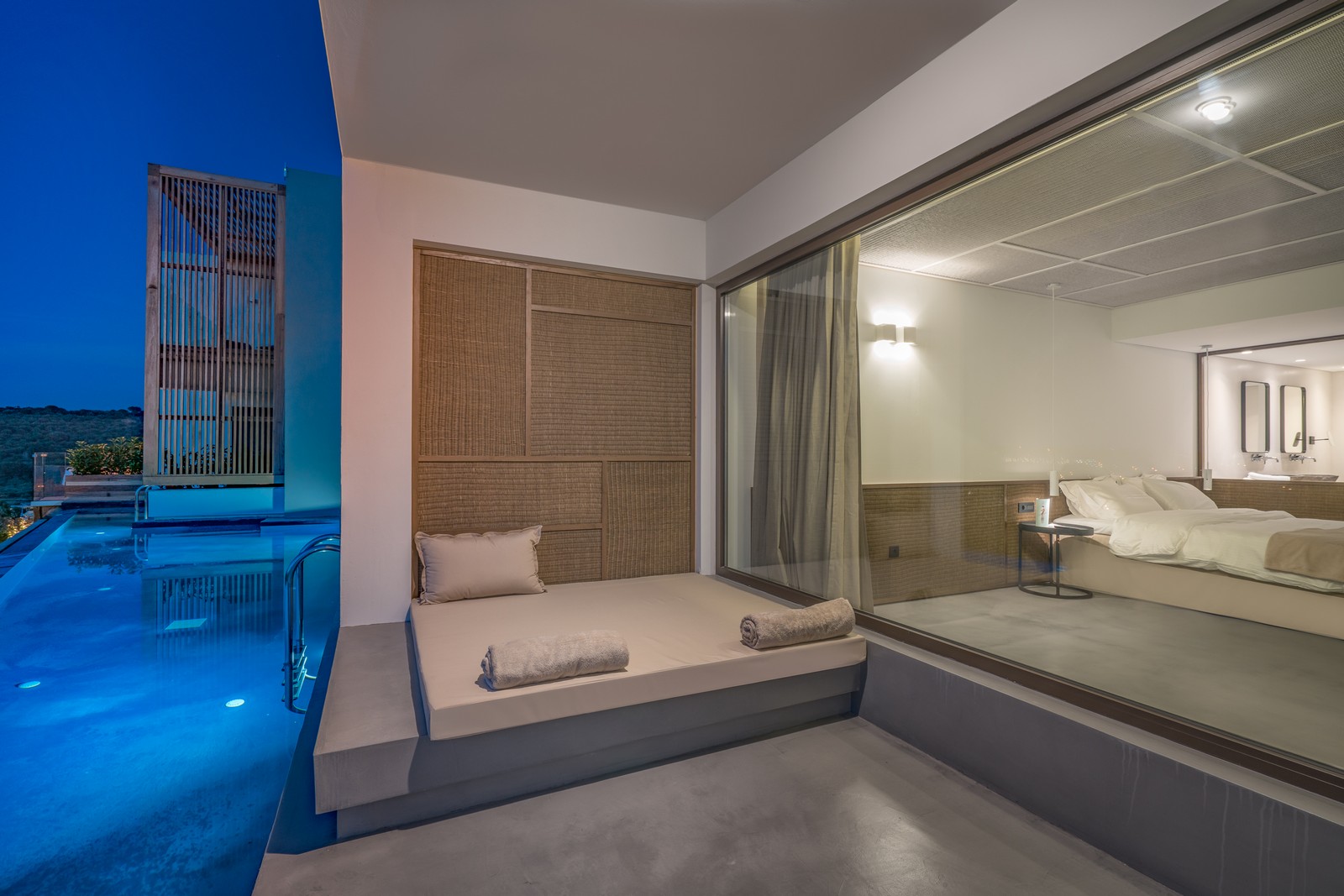 Zante Maris Suites Hotel - udobna lezaljka pored bazena.jpg