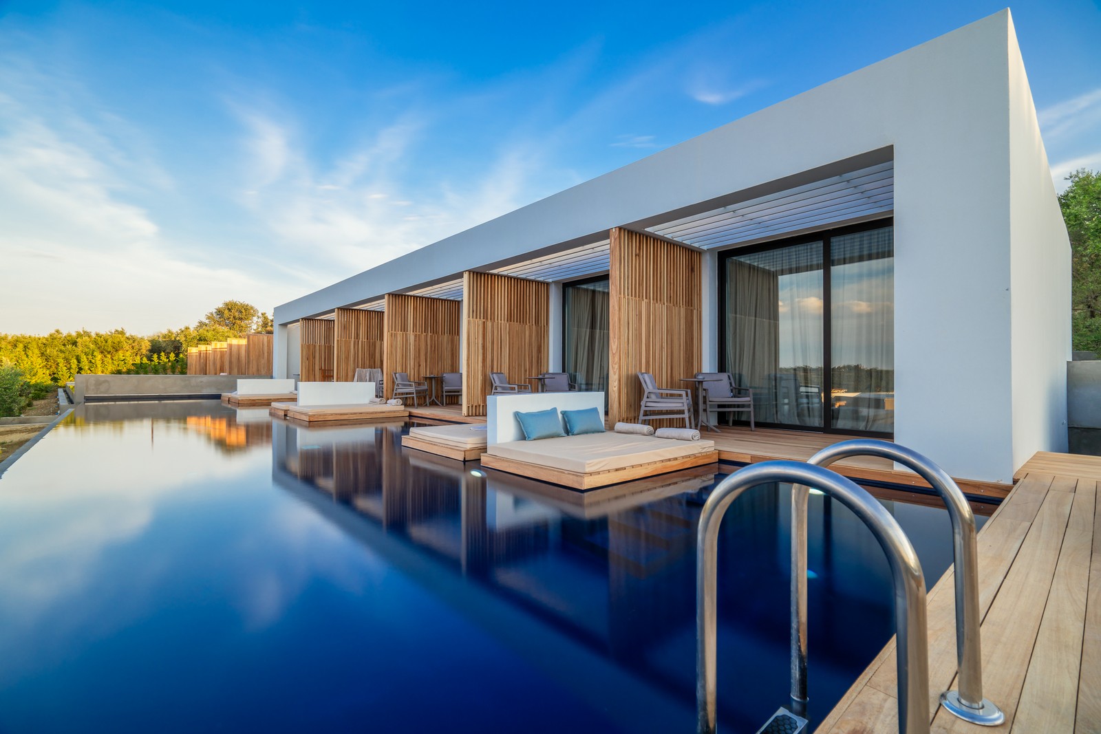 Zante Maris Suites Hotel - udobne lezaljke na bazenu.jpg
