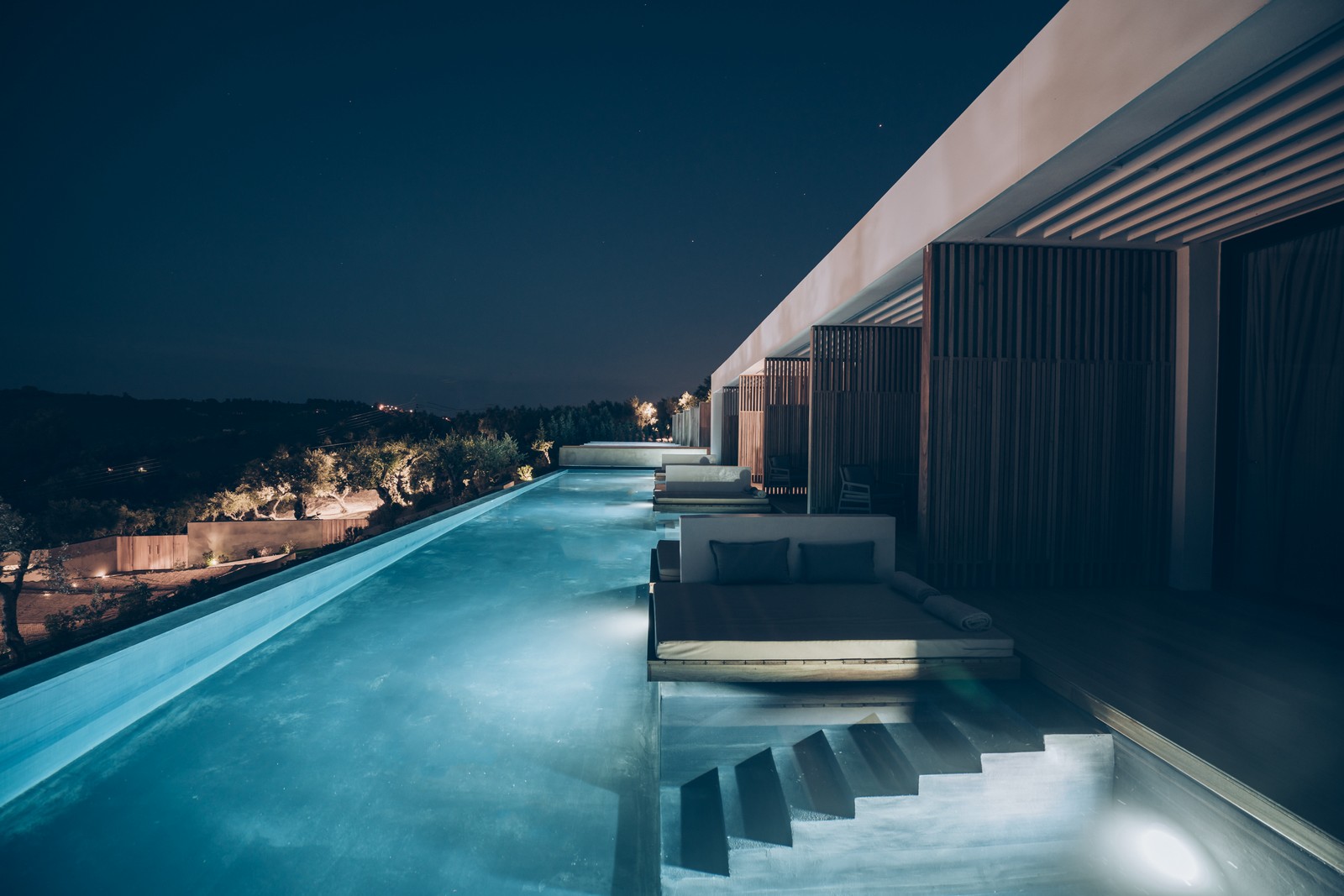 Zante Maris Suites Hotel - ulaz u bazen nocu.jpg