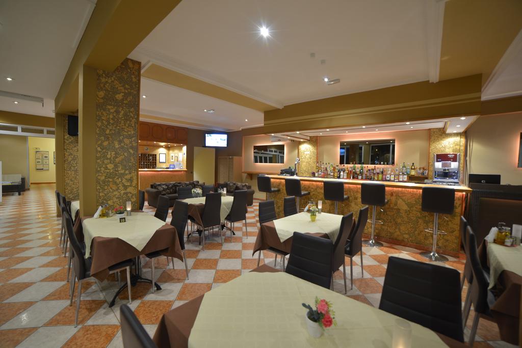 Hotel Angelina bar.jpg