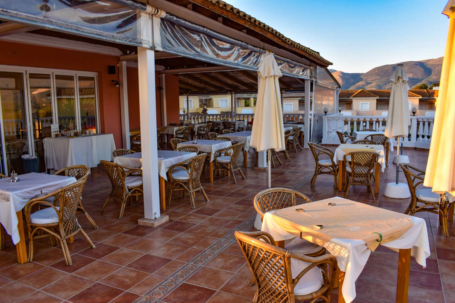 Zefyros Ecoresort Hotel – Zakynthos - sto i stolice restorana na terasi.jpg