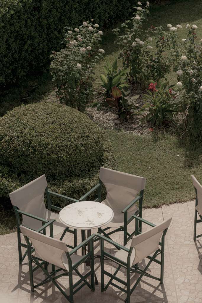 Zefyros Ecoresort Hotel – Zakynthos - sto i stolice u basti.jpg