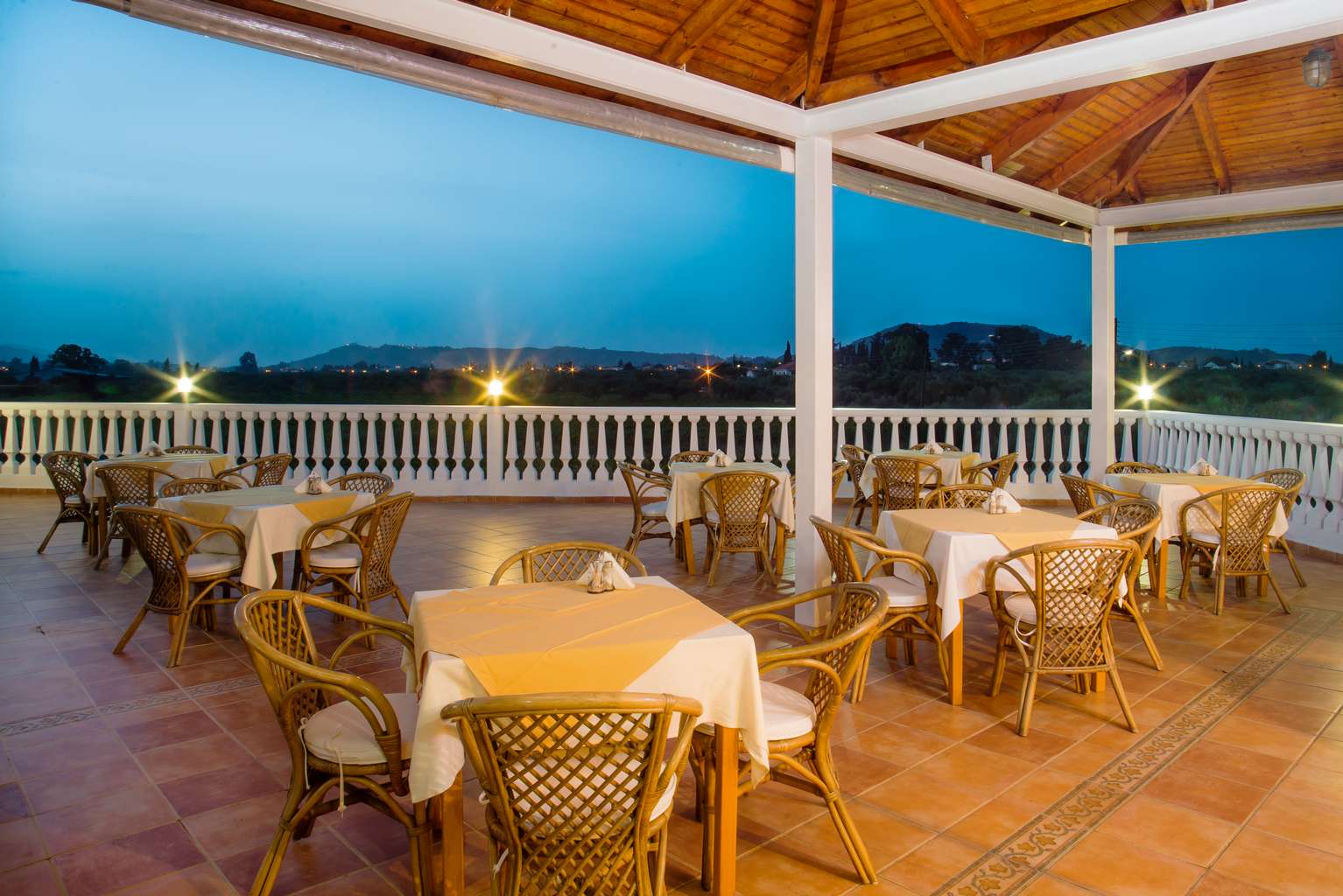 Zefyros Ecoresort Hotel – Zakynthos - stolovi i stolice na terasi hotela.jpg