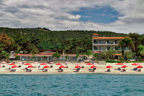 Akti hotel - ležaljke i suncobrani ispred hotela.jpg