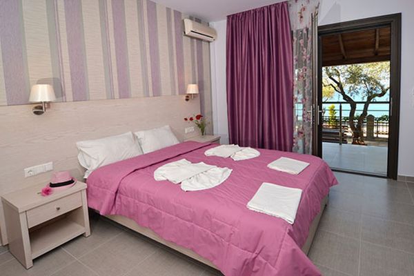 Hotel Akti - pogled na francuski ležaj.jpg