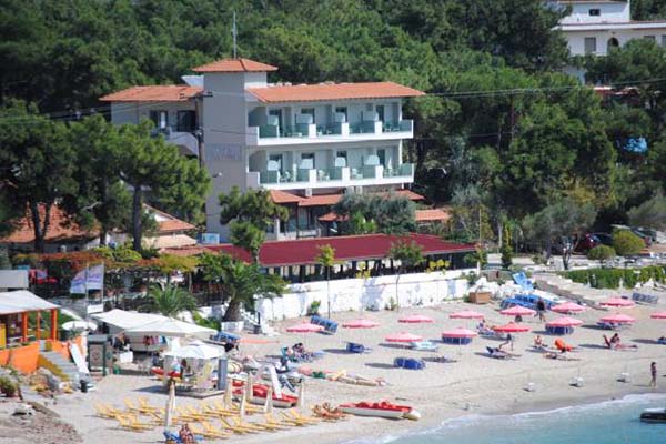 Hotel Akti - pogled na objekat sa mora.jpg