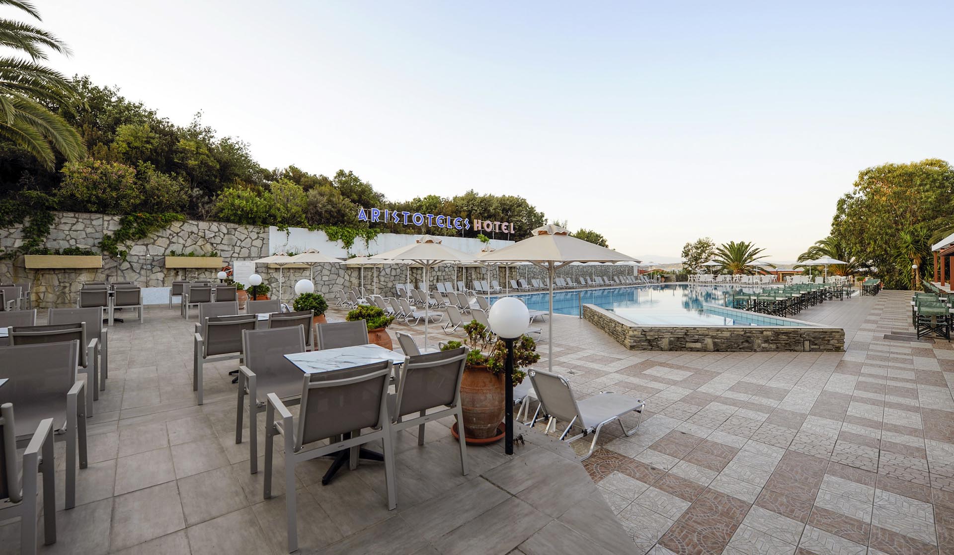 Hotel Aristoteles Holiday Resort bar na bazenu.jpg