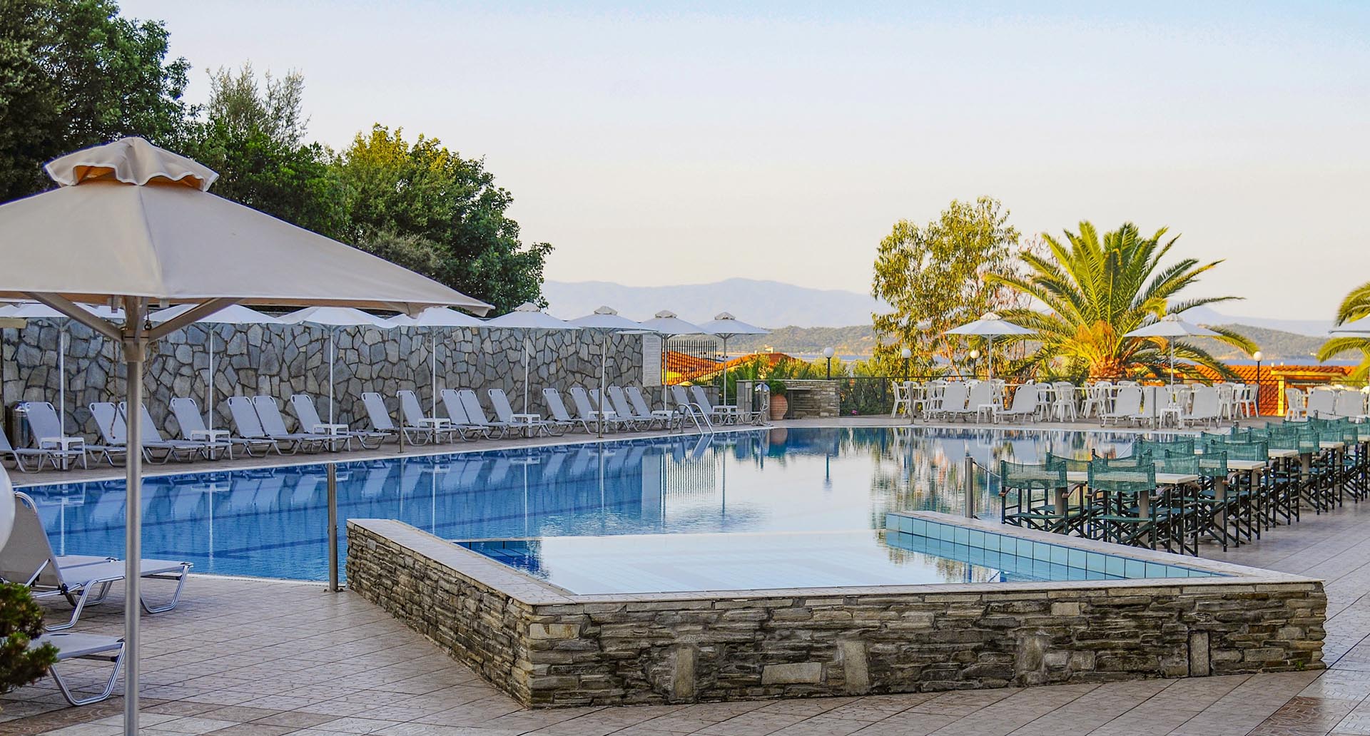Hotel Aristoteles Holiday Resort bazen 1.jpg