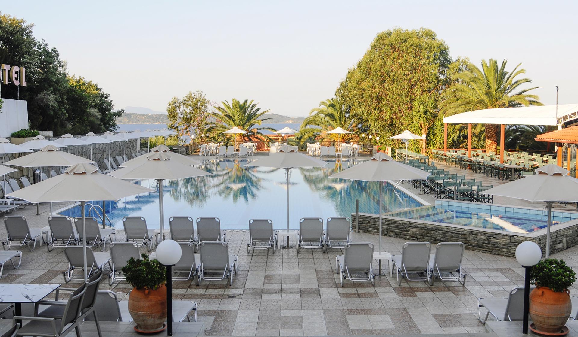 Hotel Aristoteles Holiday Resort bazen sa lezaljkama.jpg