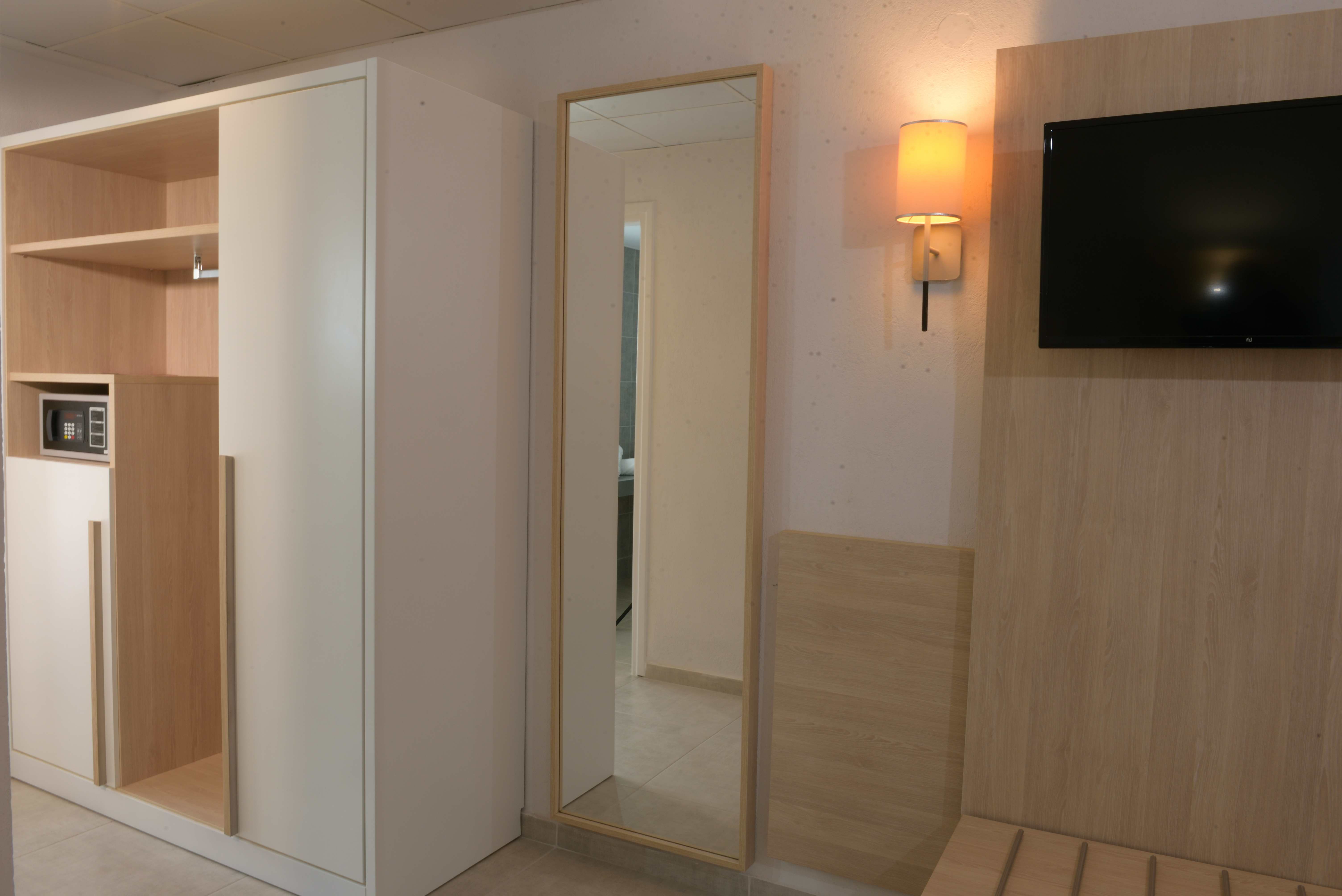 Hotel Aristoteles Holiday Resort family room enterijer.jpg