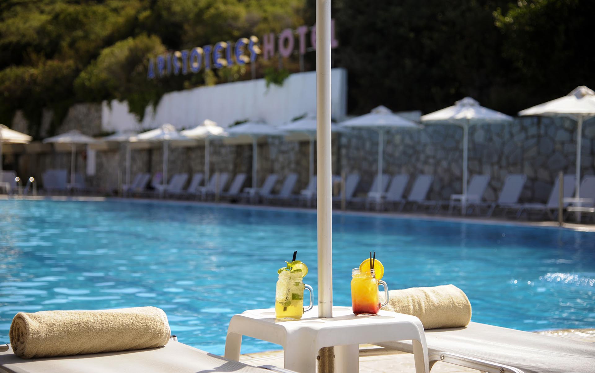 Hotel Aristoteles Holiday Resort kokteli na bazenu.jpg