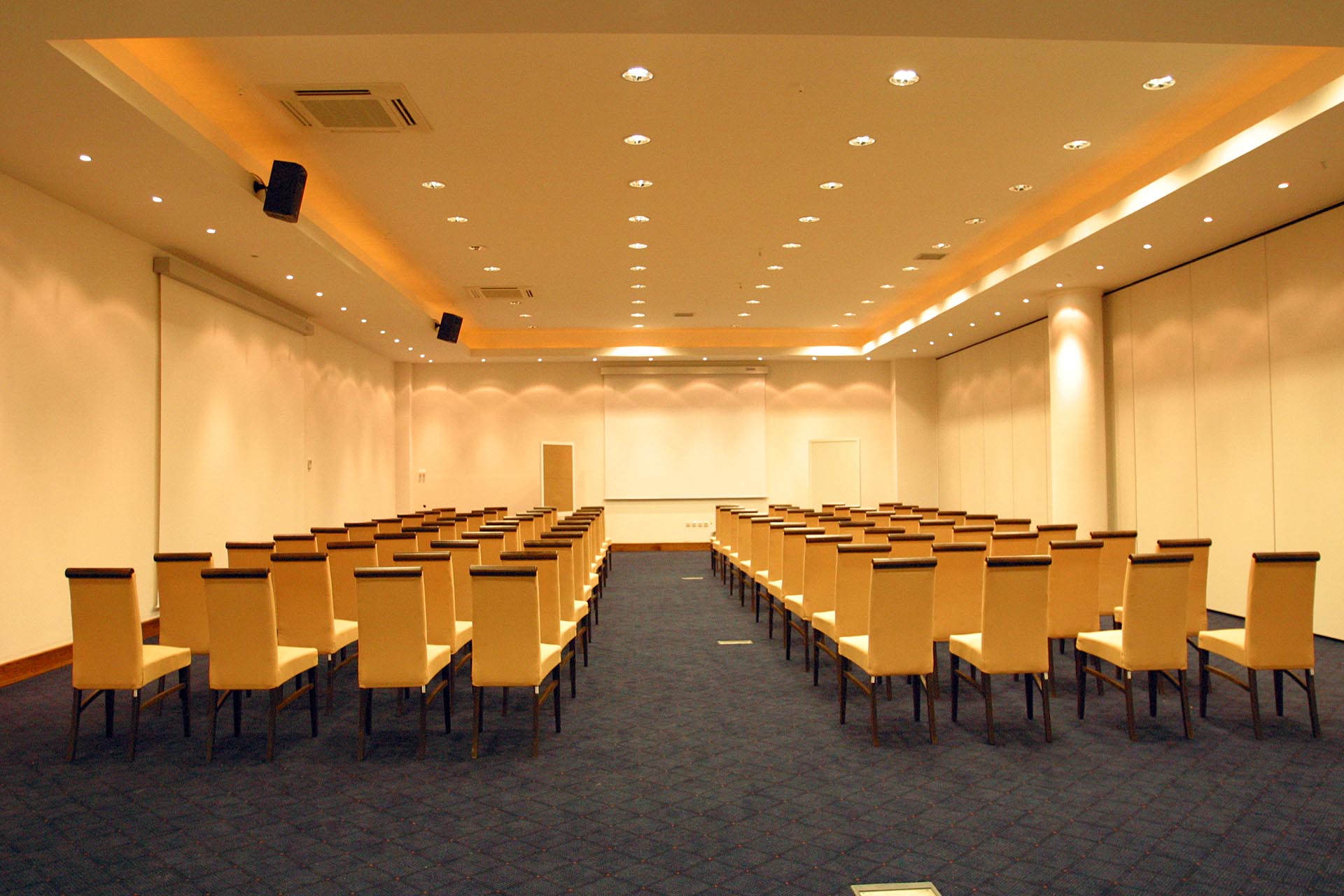Hotel Aristoteles Holiday Resort konferencijska sala.jpg