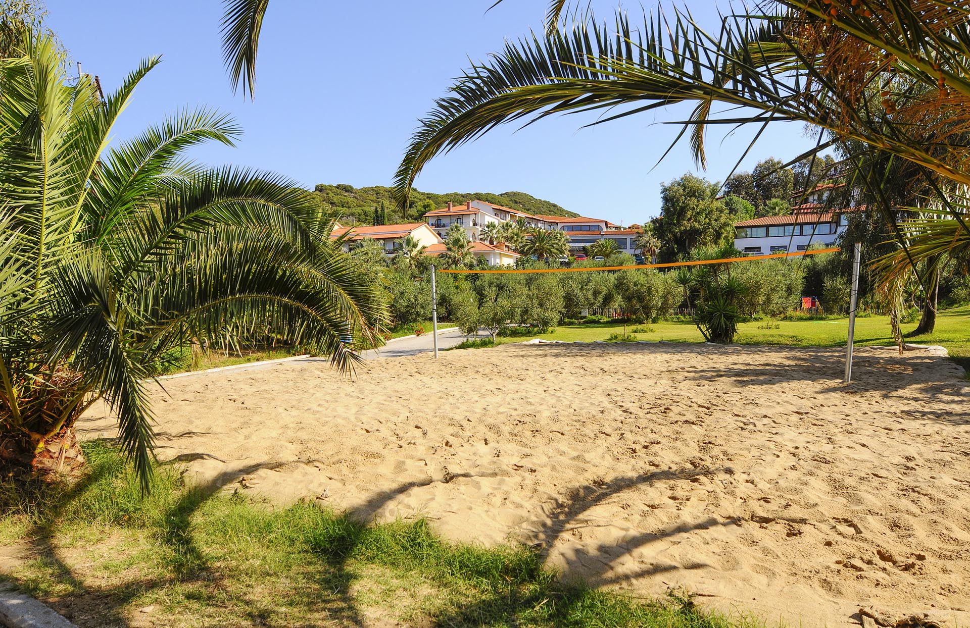 Hotel Aristoteles Holiday Resort odbojka na pesku.jpg