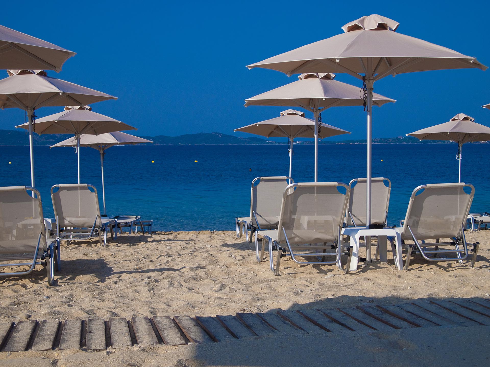Hotel Aristoteles Holiday Resort plaza 1.jpg