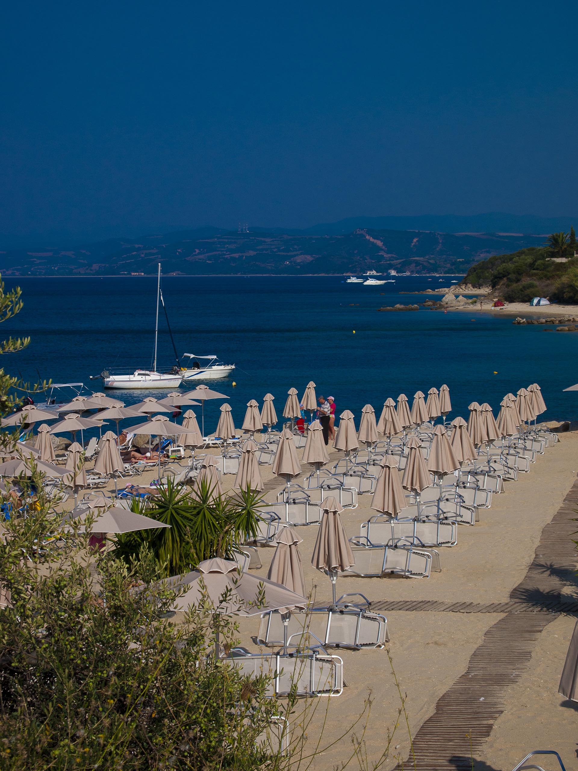 Hotel Aristoteles Holiday Resort plaza sa lezaljkama.jpg