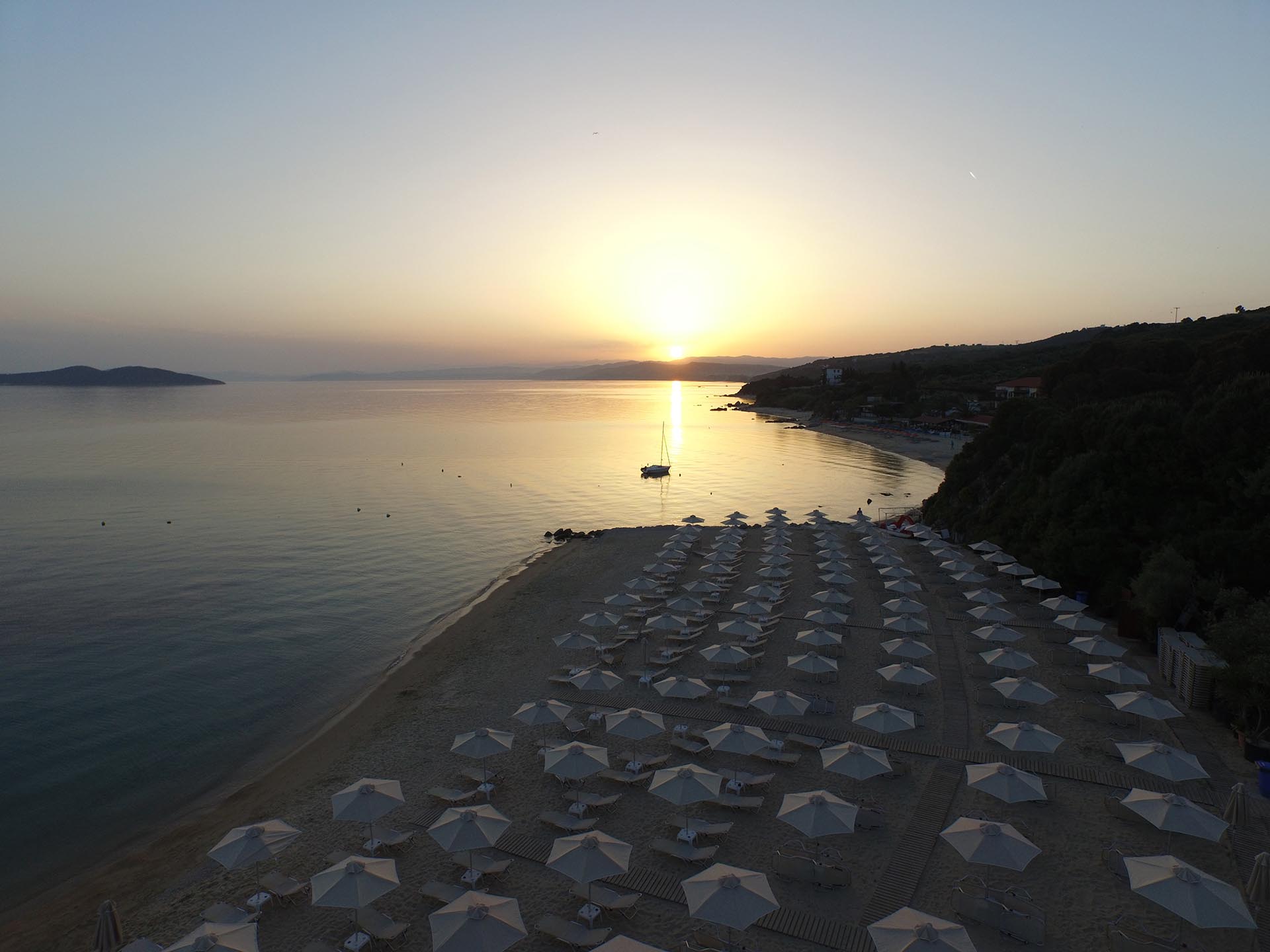 Hotel Aristoteles Holiday Resort plaza.jpg