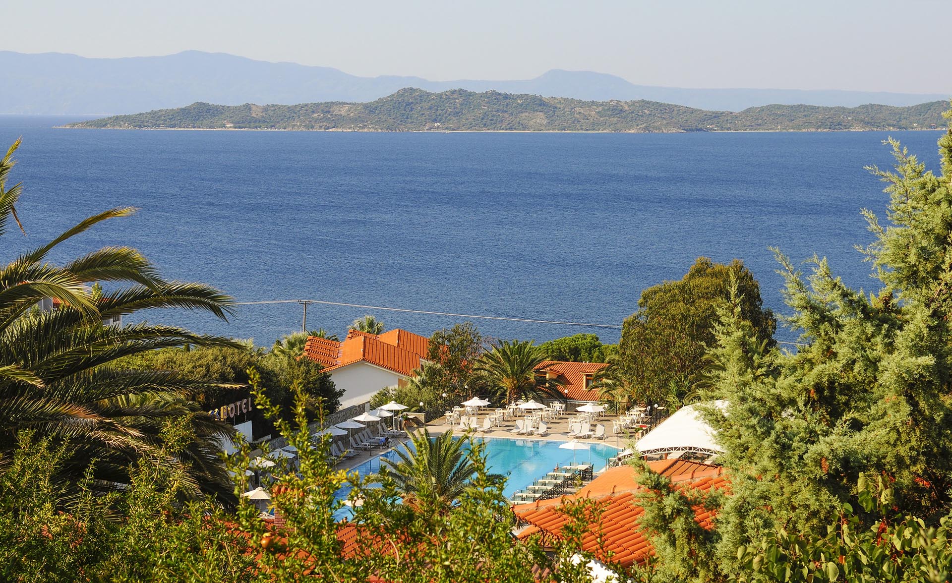 Hotel Aristoteles Holiday Resort pogled na bazen.jpg