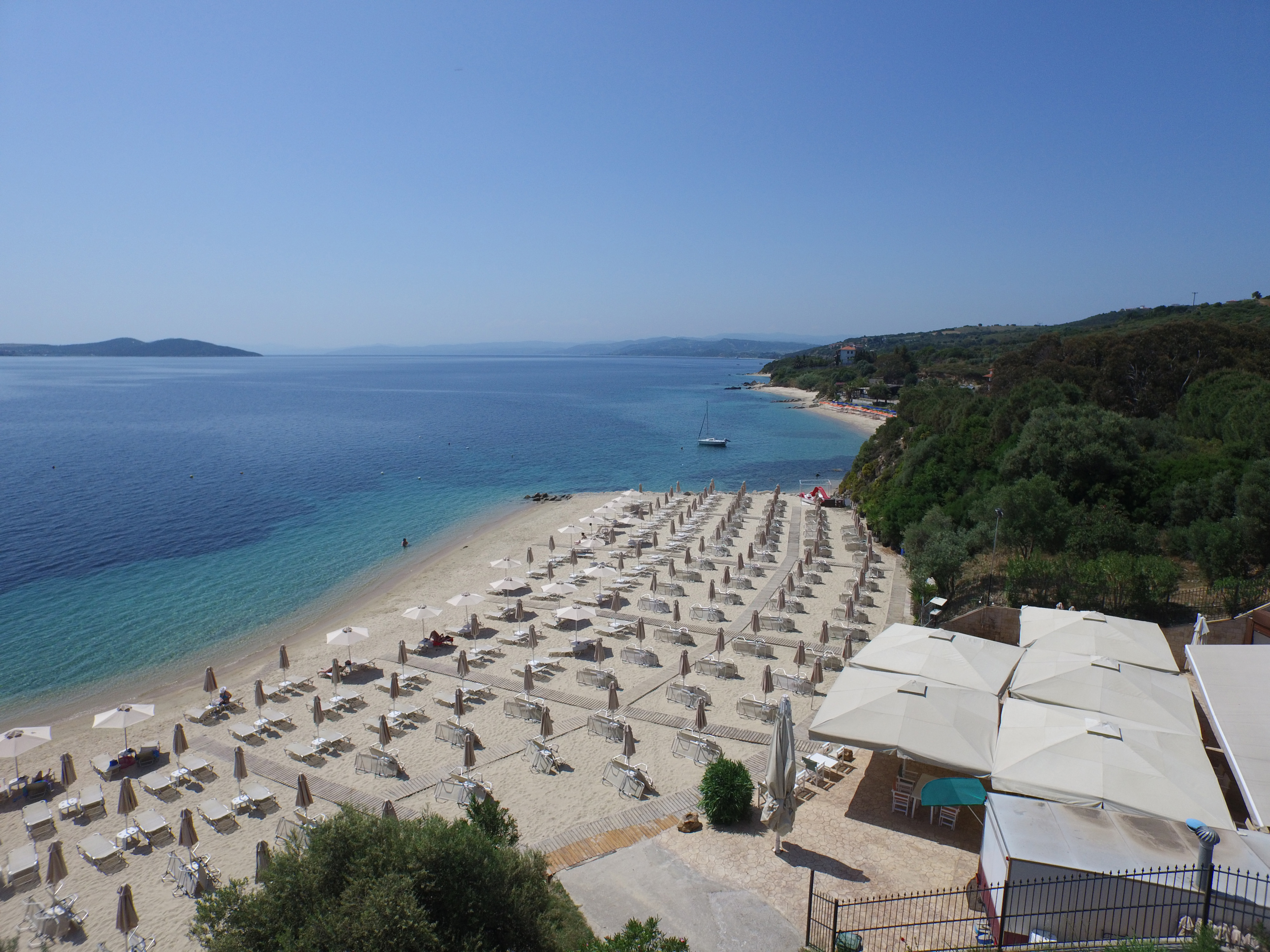 Hotel Aristoteles Holiday Resort pogled na plazu.jpg