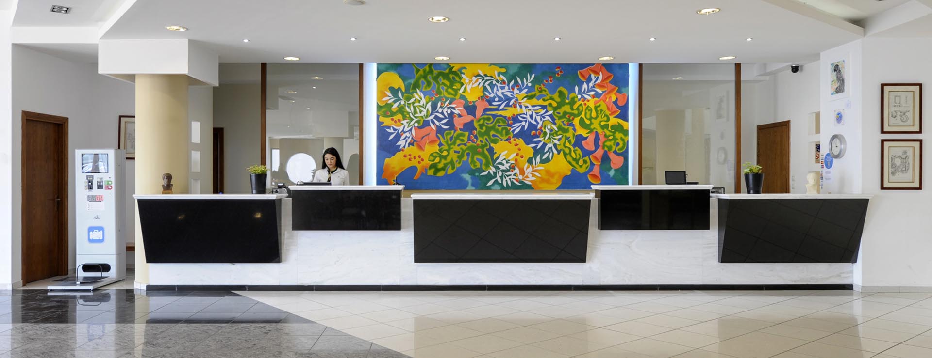 Hotel Aristoteles Holiday Resort recepcija.jpg