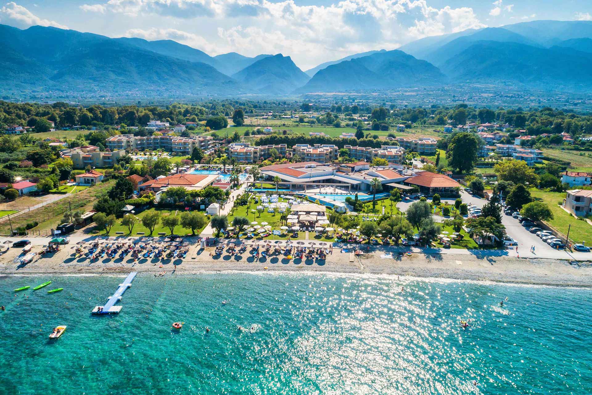 Hotel Poseidon Palace plaza.jpg