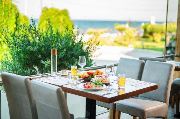 Hotel Poseidon Palace restoran sa pogledom.jpg
