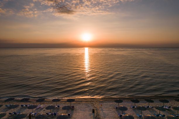 Hotel Poseidon Palace zalazak na plazi.jpg