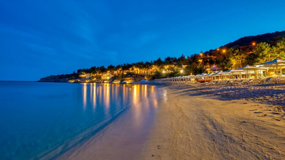 Hotel Tosca Beach hotel plaza predvece.jpg