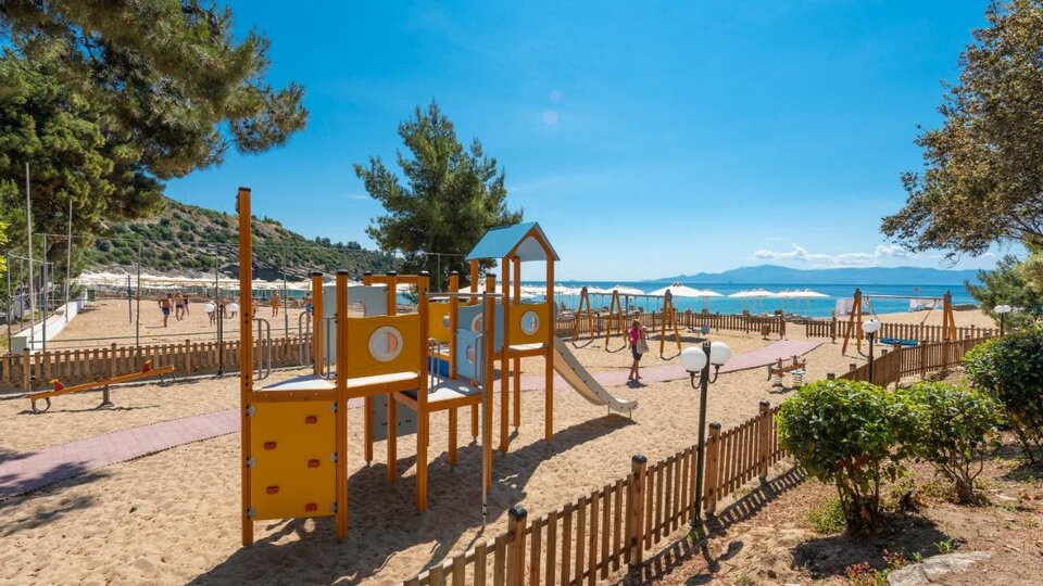 Tosca Beach decije igraliste na plazi.jpg