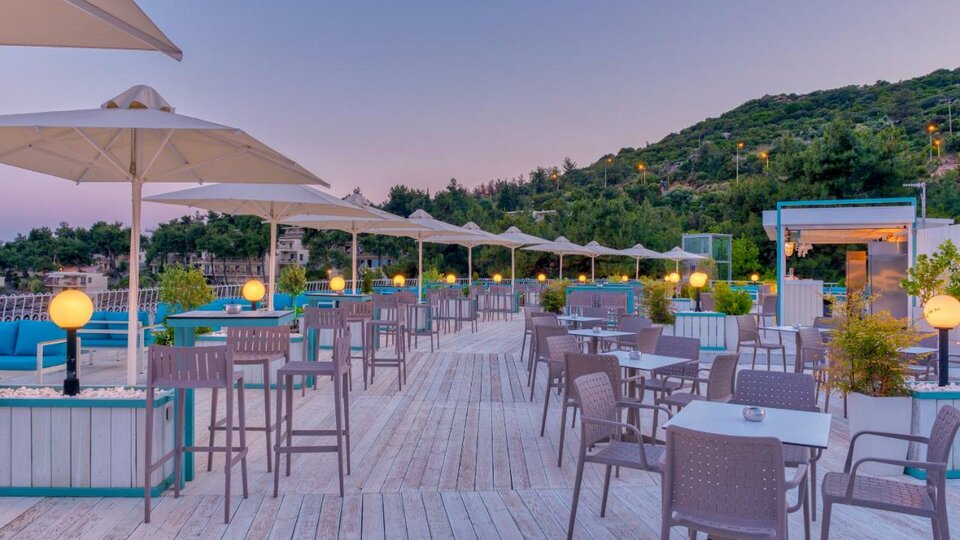 Tosca beach hotel restoran.jpg