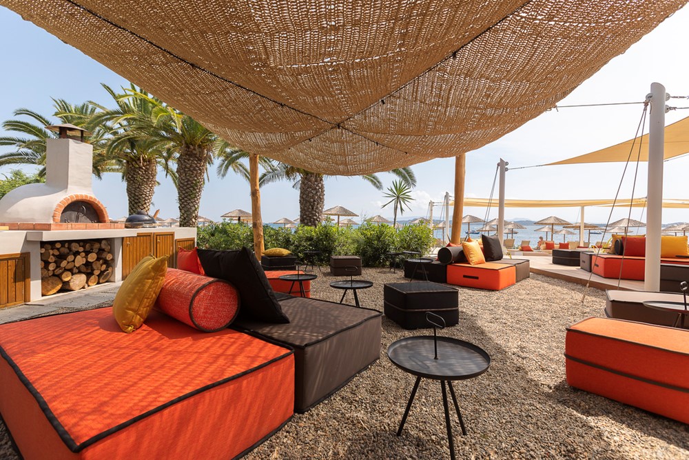 Hotel Eagles Palace Ammos bar na plazi.jpg