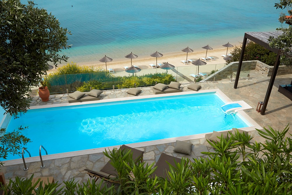 Hotel Eagles Palace presidential bungalow bazen.jpg